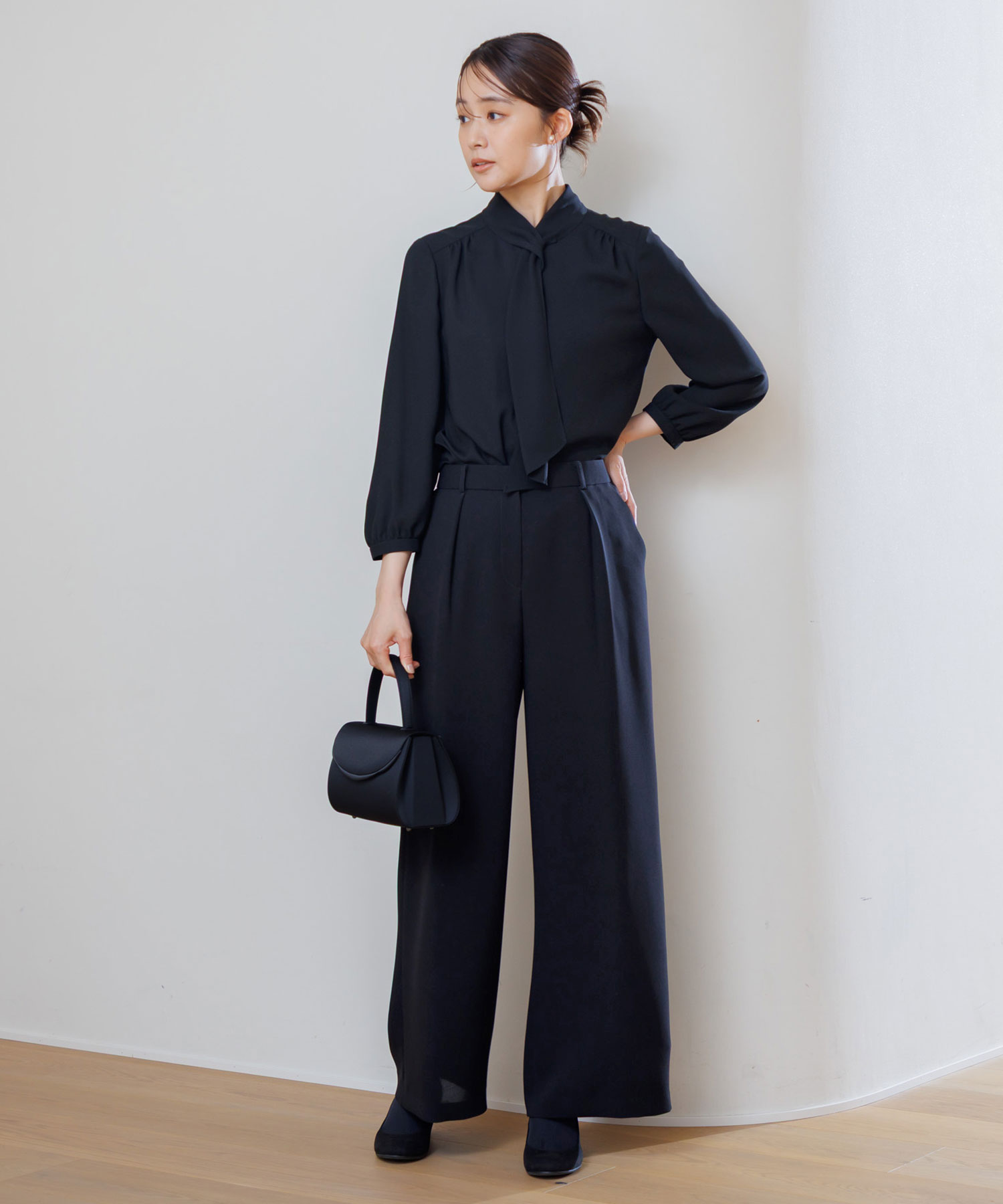【喪服・礼服】ボウタイブラウス付き　ワイドパンツブラックフォーマルスーツ