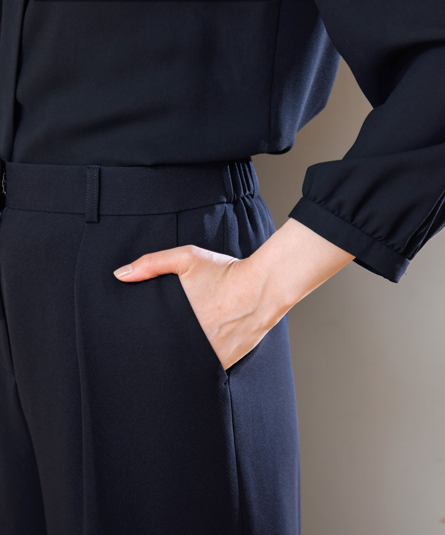 【喪服・礼服】ボウタイブラウス付き　ワイドパンツブラックフォーマルスーツ